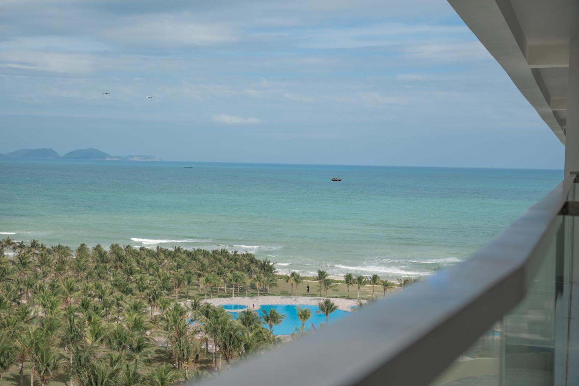 Aquamarine Beachfront Resort & Spa Cam Ranh Buitenkant foto