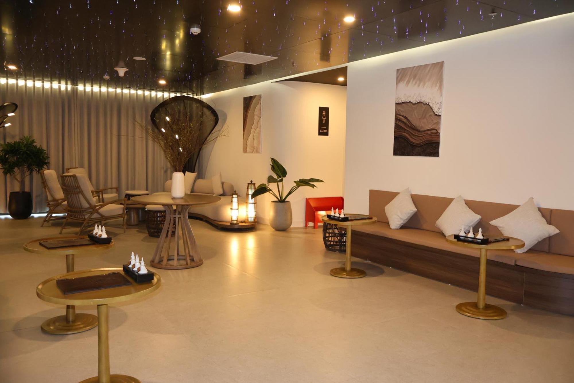 Aquamarine Beachfront Resort & Spa Cam Ranh Buitenkant foto